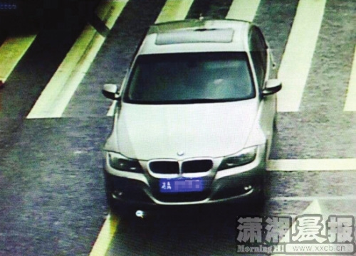长沙县境内,监控录像拍摄到的宝马车。视频截图 长沙县境内,监控录像拍摄到的宝马车。视频截图