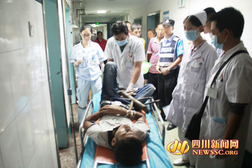 男子被送到医院,腿上还插着铁刺 男子被送到医院,腿上还插着铁刺