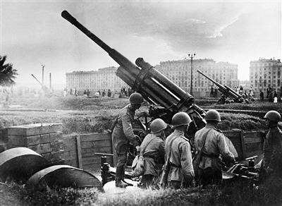 1941年7月28日,苏军在莫斯科高尔基文化公园内的炮兵阵地。 1941年7月28日,苏军在莫斯科高尔基文化公园内的炮兵阵地。