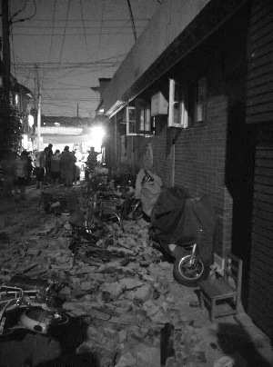 装饰屋檐的瓦片突然掉落。 装饰屋檐的瓦片突然掉落。