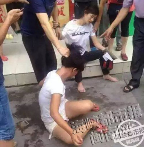 罗妈妈追上穿短裤的妇女,两人扭打在一起 罗妈妈追上穿短裤的妇女,两人扭打在一起