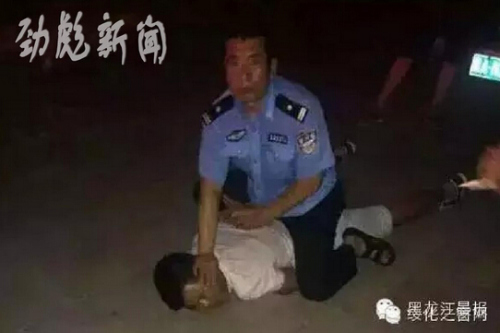 嫌疑人下车逃跑时被警方擒获 嫌疑人下车逃跑时被警方擒获