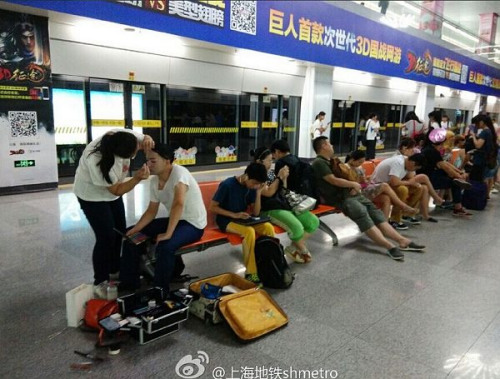 网曝上海地铁7号线花木路站里变成了coser的“化妆间”。 网曝上海地铁7号线花木路站里变成了coser的“化妆间”。