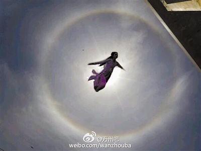 “魔幻版”日晕,很像一个魔幻世界。 “魔幻版”日晕,很像一个魔幻世界。