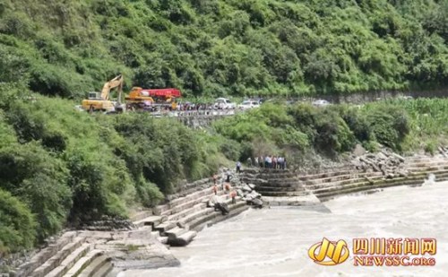 搜索救援现场(图据泸定之声) 搜索救援现场(图据泸定之声)