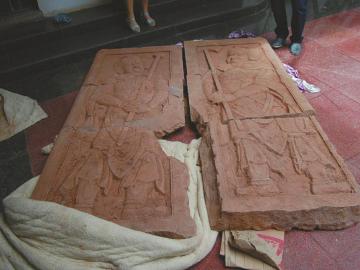 被警方追回的墓门。 被警方追回的墓门。