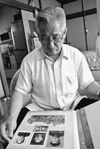 二田口国博在翻看养母的照片。本报记者 刘军国摄 二田口国博在翻看养母的照片。本报记者 刘军国摄