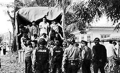 7月22日,在缅甸的中国伐木工被押送到当地法院接受审判 供图/新华国际 7月22日,在缅甸的中国伐木工被押送到当地法院接受审判 供图/新华国际