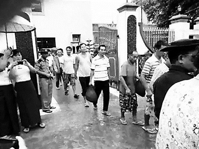 被赦免人员准备从缅甸赶回猴桥口岸 被赦免人员准备从缅甸赶回猴桥口岸