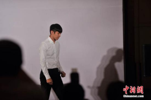 8��29�գ�����������������14���̨�����ǿ����ڱ��������Ƶ���е�Ǹ�����ᡣ������8��29���賿���ͣ����ڸ�ĸ������³˳��ص��ƵꡣͼΪ���𶫵�Ǹ���ֳ��� <a target='_blank' href='http://www.chinanews.com/' >������</a>���� ��˶ ��