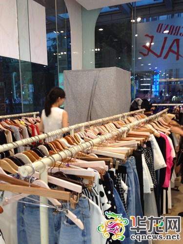 一些商场在做促销时,用布搭建起临时试衣间,这样的试衣间既没有门扣,也没设置是否有人使用的标识。 记者 张畅 摄 一些商场在做促销时,用布搭建起临时试衣间,这样的试衣间既没有门扣,也没设置是否有人使用的标识。 记者 张畅 摄