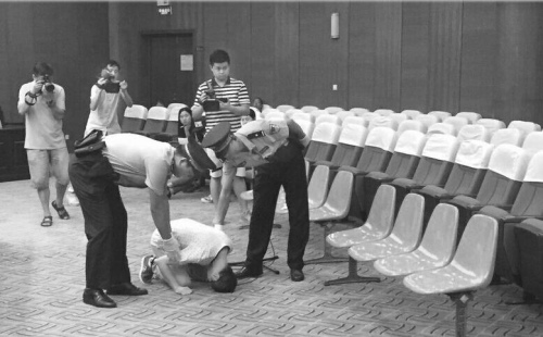 ��ĳ˫ϥ��أ����ܺ��߼�������ͷ(��Ƶ��ͼ)