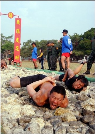 赤身爬过嶙峋的“天堂路”。来源:台湾“中央社” 赤身爬过嶙峋的“天堂路”。来源:台湾“中央社”