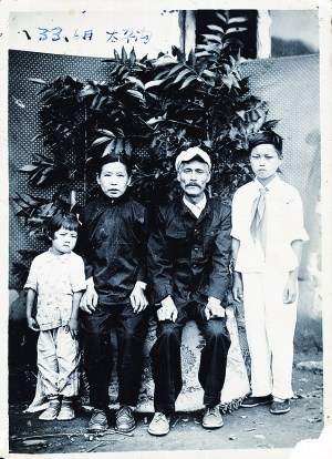 与养母和第三任养父的全家福 与养母和第三任养父的全家福