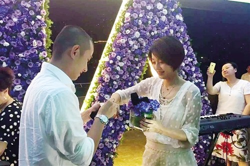 出轨风波时过境迁后,文章向马伊琍跪地补求婚,补送婚戒 图片来源:南宁晚报 出轨风波时过境迁后,文章向马伊琍跪地补求婚,补送婚戒 图片来源:南宁晚报