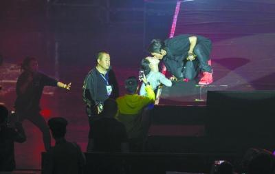 白百何场边与老公陈羽凡激吻秀恩爱,力破婚变传闻 图片来源:城市晚报 白百何场边与老公陈羽凡激吻秀恩爱,力破婚变传闻 图片来源:城市晚报