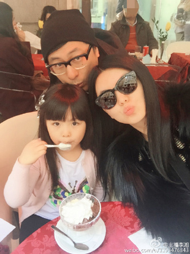 李湘一家三口 李湘微博截图 李湘一家三口 李湘微博截图