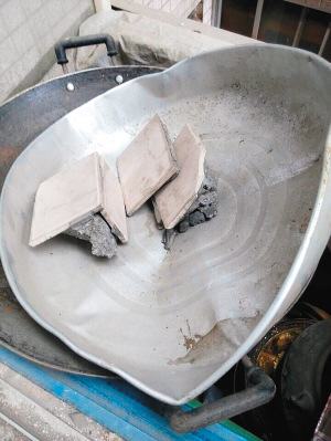 楼上拆除窗框瓷砖掉落楼下大妈手中锅被砸中