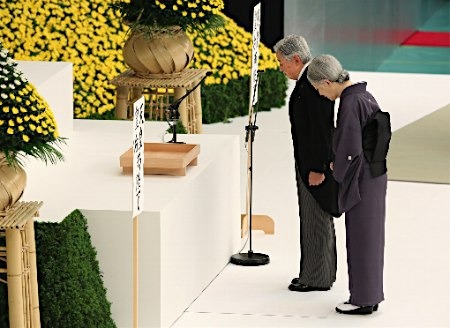 日本天皇夫妇追悼死难者。 日本天皇夫妇追悼死难者。
