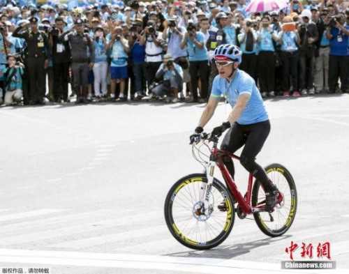 当地时间2015年8月16日,泰国曼谷,泰国首都为庆祝王后诗丽吉83岁生日,举办大规模骑行活动。泰国王储带领数万身着蓝色服装的民众参加骑行。 当地时间2015年8月16日,泰国曼谷,泰国首都为庆祝王后诗丽吉83岁生日,举办大规模骑行活动。泰国王储带领数万身着蓝色服装的民众参加骑行。