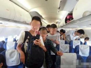 成都一家在去往三亚的航班上留影。 成都一家在去往三亚的航班上留影。