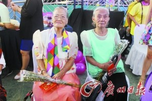 慰安妇纳斯沙·卡拉威瑞(右)。 慰安妇纳斯沙·卡拉威瑞(右)。