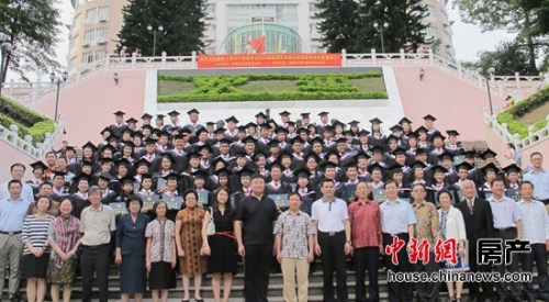 2014 年雅居乐赞助支持的暨大华文教育函授本科班举行毕业典礼