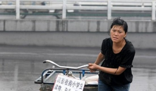 资料图:2009年感动中国人物最美乡村教师李灵。 资料图:2009年感动中国人物最美乡村教师李灵。