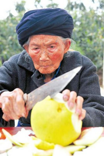 付素清老人耳聪目明,还能削柚子。 付素清老人耳聪目明,还能削柚子。