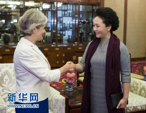 这是彭丽媛与博科娃一同会见参加国际女童和妇女教育研讨班的亚非国家学员。新华社记者黄敬文摄 这是彭丽媛与博科娃一同会见参加国际女童和妇女教育研讨班的亚非国家学员。新华社记者黄敬文摄