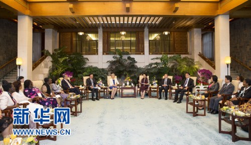 9月4日,国家主席习近平夫人、联合国教科文组织促进女童和妇女教育特使彭丽媛在北京钓鱼台国宾馆会见来华出席中国人民抗日战争暨世界反法西斯战争胜利70周年纪念活动的联合国教科文组织总干事博科娃。新华社记者黄敬文摄 9月4日,国家主席习近平夫人、联合国教科文组织促进女童和妇女教育特使彭丽媛在北京钓鱼台国宾馆会见来华出席中国人民抗日战争暨世界反法西斯战争胜利70周年纪念活动的联合国教科文组织总干事博科娃。新华社记者黄敬文摄