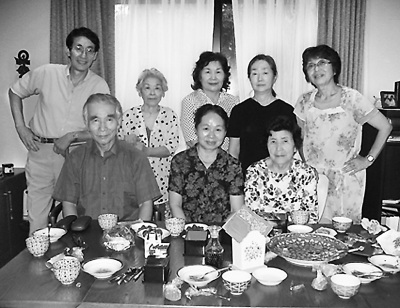 王林起在日本和姨母等团聚。 王林起在日本和姨母等团聚。
