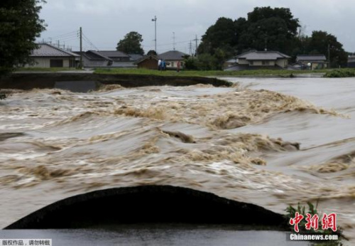 日本洪水泛滥致3人死28人伤,26人下落不明。 日本洪水泛滥致3人死28人伤,26人下落不明。