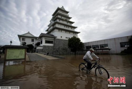 洪水淹过街道。 洪水淹过街道。