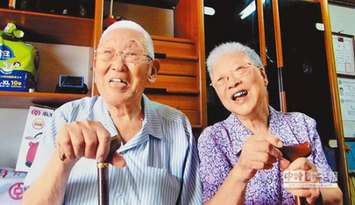 虽然年近百龄,俩老仍耳聪目明,9日受访时乐呵呵地细数日常生活锁事。图自台湾“中时电子报” 虽然年近百龄,俩老仍耳聪目明,9日受访时乐呵呵地细数日常生活锁事。图自台湾“中时电子报”