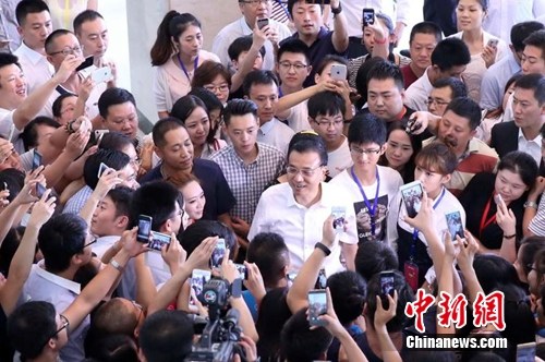 李克强在与青年创客交流。<a target='_blank' href='http://www.chinanews.com/' >中新网</a> 刘震 摄 李克强在与青年创客交流。<a target='_blank' href='http://www.chinanews.com/' >中新网</a> 刘震 摄