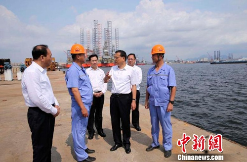 李克强总理日前在大连考察时,站在海边远眺大连船舶重工集团为欧美客户生产的钻井平台。<a target='_blank' href='http://www.chinanews.com/' >中新网</a> 刘震 摄 李克强总理日前在大连考察时,站在海边远眺大连船舶重工集团为欧美客户生产的钻井平台。<a target='_blank' href='http://www.chinanews.com/' >中新网</a> 刘震 摄