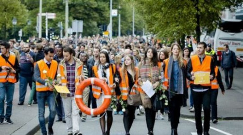 图为声援难民集会游行现场。 图为声援难民集会游行现场。