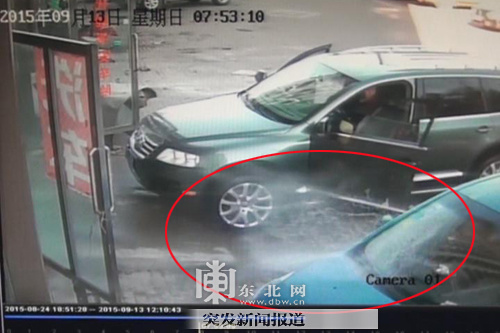 图为避孕套坠落瞬间。 图为避孕套坠落瞬间。