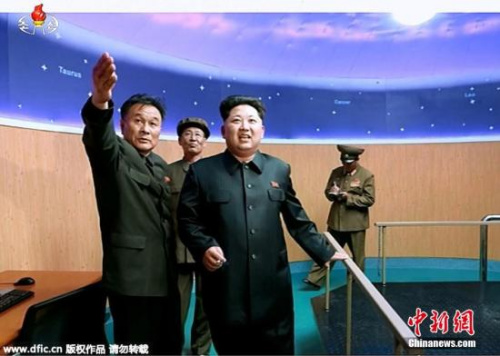 2015年,朝鲜新建的国家宇宙开发局卫星控制综合指挥所落成,金正恩当天访问指挥所并现场指导。 2015年,朝鲜新建的国家宇宙开发局卫星控制综合指挥所落成,金正恩当天访问指挥所并现场指导。
