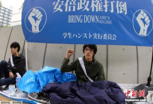 大学生绝食抗争。 大学生绝食抗争。