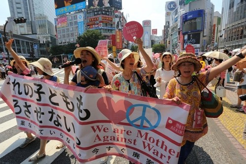 日本母亲疾呼“救救孩子”。 日本母亲疾呼“救救孩子”。