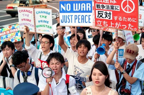 日本高中生抗议安保法。 日本高中生抗议安保法。