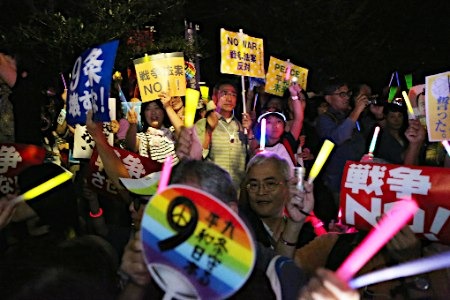 日本民众抗议安保法。 日本民众抗议安保法。