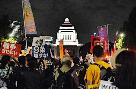 愤怒的日本民众包围国会。 愤怒的日本民众包围国会。