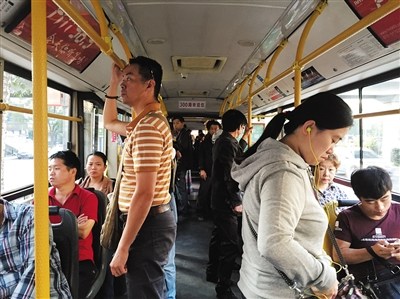 9��14��6��46�֣�300·�쳵�⻷��ʻ��������վʱ�������˿Ͳ���ʮ�ˣ�����ʮ�ֿ������¾������� ������ ��