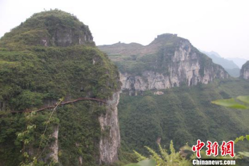 ͭ������ɽ���ҿ�ɽ��԰�ѽ��ɹ����������²���ջ����������10��ӭ�Ӱ˷��οͣ�����ջ��ȫ���ܳ�1055�ף���1.6�ף�����ȵ�100����;����ʮ�ദ������ ��