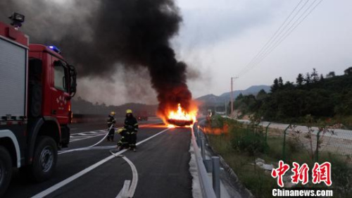 15�հ���18ʱ���ң�����Ȫ��һ����·�ϴ��ͻ�����ȼ������һ����Сʱ����׿���� ��