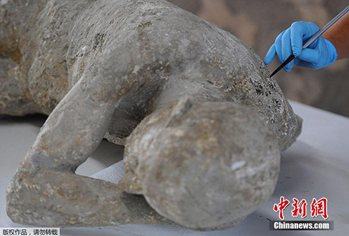 ����ͼ������ѧ�ҺͿ�ѧ�Ҷ�ǧ��ǰ�������ڻ�ɽ���µ��ӱ��Ǿ���ʯ�����޸�����Ԫ79�꣬�ӱ��ųǱ���ɽ�緢�������������ɣ�һ˲�䣬ŨŨ�ĺ��̣������Ź��̵Ļ�ɽ�ң�����ǵؽ��䵽�������У��ӱ��ӵ�����Ĩ���ˡ�