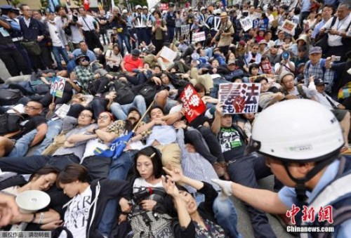 日本民众在国会外抗议安保法。 日本民众在国会外抗议安保法。